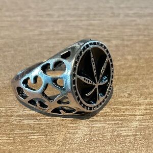 Silver Tone Vintage Style Leaf Decor Unisex Ring